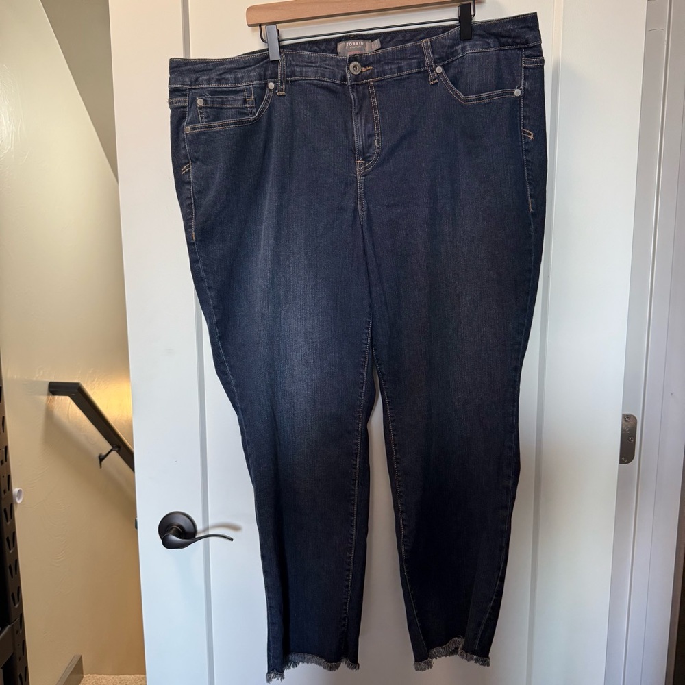 Torrid Crop Boyfriend Jeans Mid-Rise Dark Wash‎ Raw Cutoff Hem Plus 22